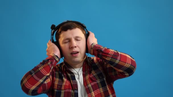 Handsome European Man Dancing Rhythmically Moving Listening Music Headphones Enjoying — Stockvideo