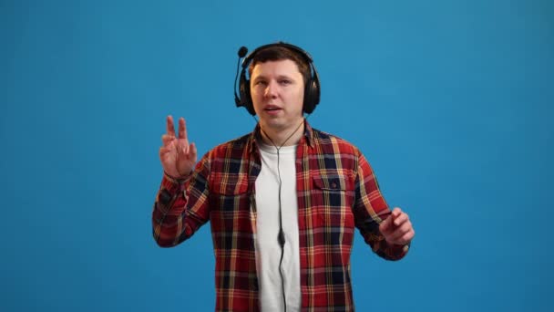 Handsome European Man Dancing Rhythmically Moving Listening Music Headphones Enjoying — стокове відео