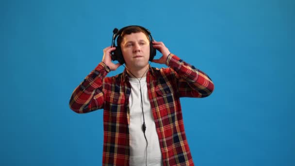 Handsome European Man Dancing Rhythmically Moving Listening Music Headphones Enjoying — Stok video