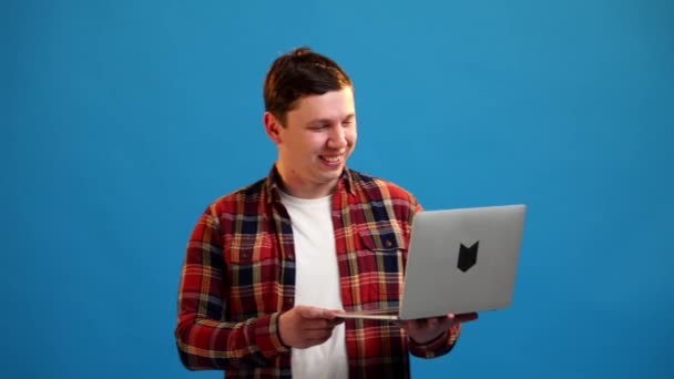 Sonriente Hombre Camisa Casual Viendo Divertido Video Portátil Pie Sobre — Vídeos de Stock