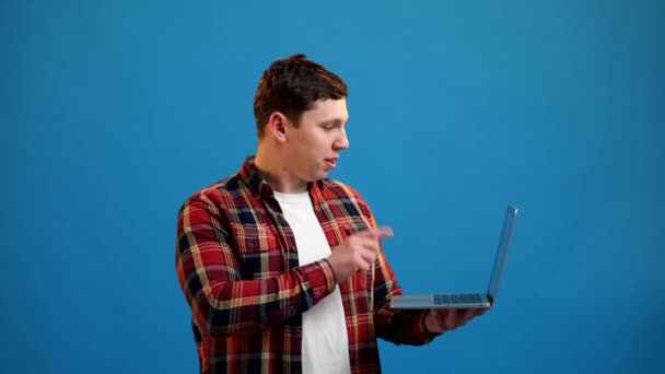 Hombre Freelancer Diseñador Web Gerente Programador Hablando Con Cliente Sobre — Vídeos de Stock
