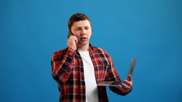 Ocupado Hombre Europeo Gerente Ventas Programador Hablando Por Teléfono Móvil — Vídeos de Stock