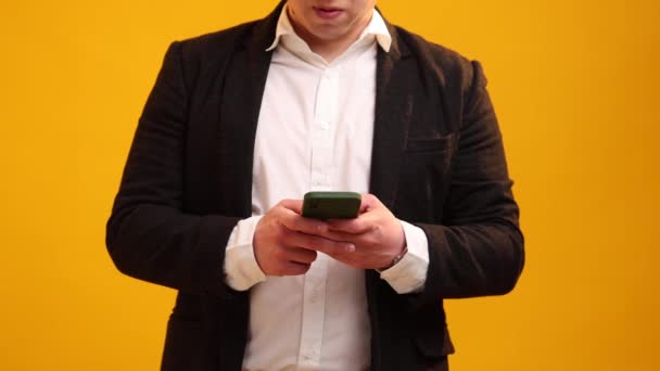 Close Handsome Businessman Standing Yellow Background Studio Texting Message Social — Video Stock