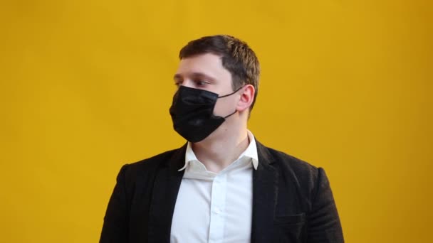 Avrupalı Işadamı Yüzüne Koruyucu Tıbbi Maske Takıyor Sarı Stüdyo Geçmişine — Stok video