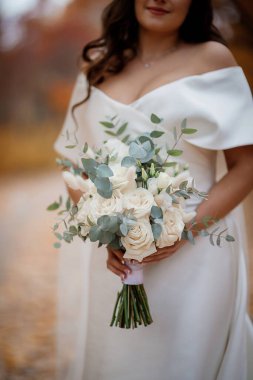 Gelinin elindeki buket, düğün töreninden önce hazırlanan kadın.