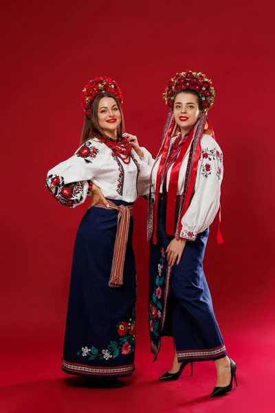 Ukrainian Women Traditional Ethnic Clothing Floral Red Wreath Viva Magenta — Φωτογραφία Αρχείου