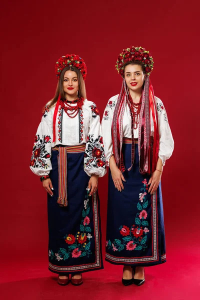 Ukrainian Women Traditional Ethnic Clothing Floral Red Wreath Viva Magenta — Stockfoto