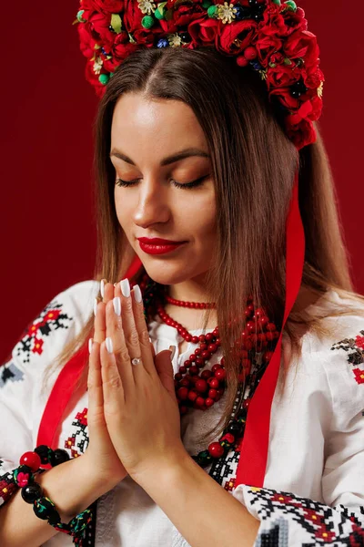 Portrait Ukrainian Woman Traditional Ethnic Clothing Floral Red Wreath Viva — Stockfoto
