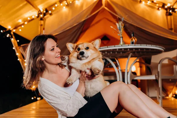 Щаслива Молода Жінка Вельш Коргі Пембрук Собакою Відпочиває Граючись Влітку — стокове фото