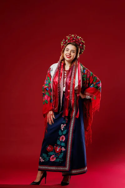 Портрет Украинской Женщины Традиционной Этнической Одежде Цветочный Красный Венок Фоне — стоковое фото