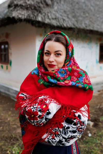 Charmante Frau Traditionellem Ukrainischen Taschentuch Halskette Und Besticktem Kleid Die — Stockfoto