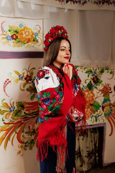 Ukrainian Woman Traditional Ethnic Clothing Floral Red Wreath Background Decorated — Stockfoto