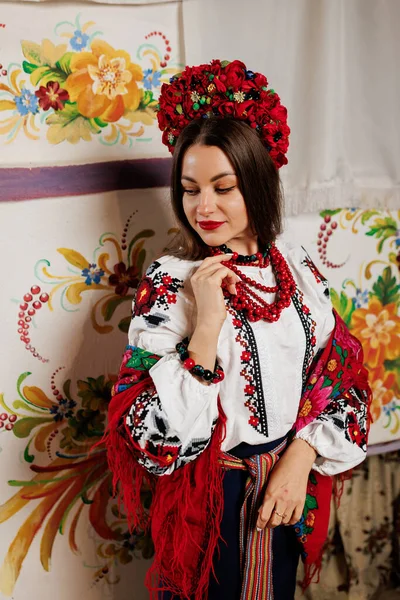 Ukrainian Woman Traditional Ethnic Clothing Floral Red Wreath Background Decorated — Stockfoto