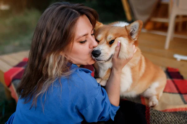 Jovem Feliz Beija Seu Cão Corgi Pembroke Galês Enquanto Relaxa — Fotografia de Stock