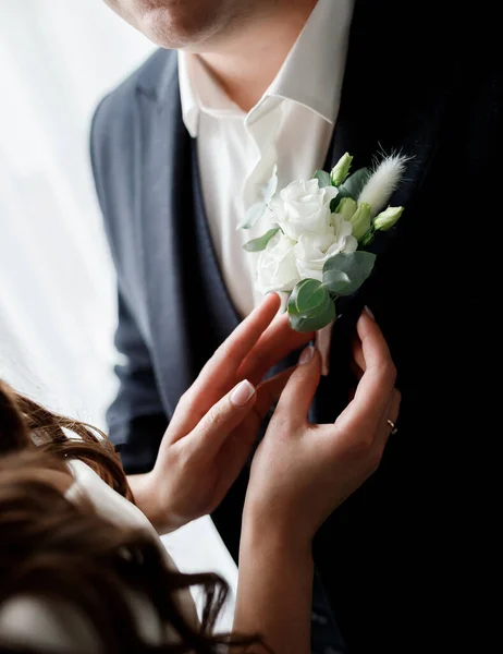 Bruden Korrigerar Brudgummen Boutonniere Jacka Deras Bröllop Närbild Detaljer — Stockfoto