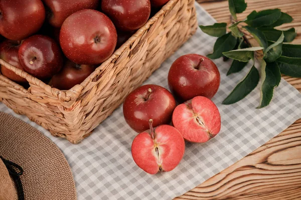 新鲜成熟的红色苹果放在木制桌子上的篮子里 有天然果园的背景 素食水果成分 收获概念 — 图库照片