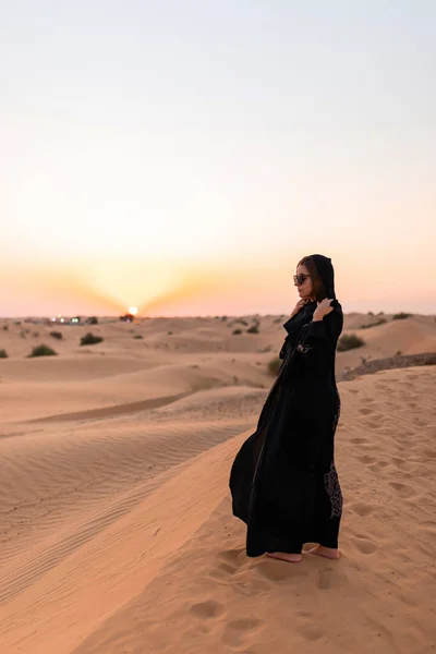 Beautiful Mysterious Woman Traditional Arabic Black Long Dress Stands Desert — Stock fotografie