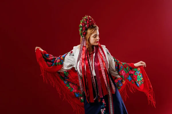 伝統的な民族衣装やViva Magentaスタジオの背景に花の赤い花輪でウクライナの女性の肖像画 ウクライナの民族刺繍のドレスはVyshyvankaを呼び出します ウクライナのために祈る — ストック写真