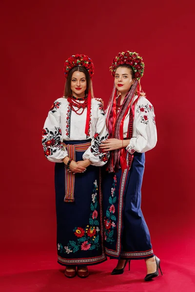 Ukrainian Women Traditional Ethnic Clothing Floral Red Wreath Viva Magenta — Fotografia de Stock