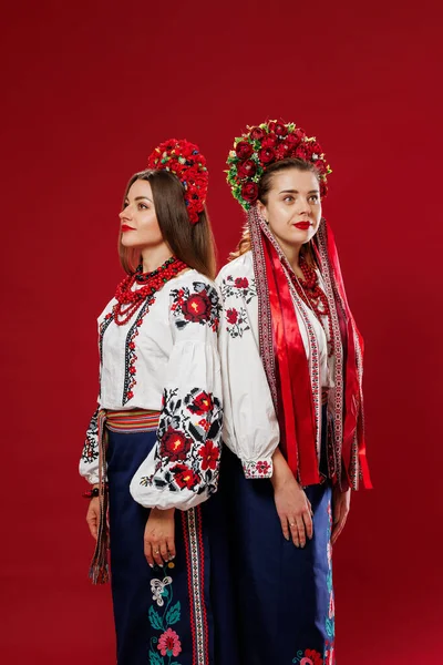 Ukrainian Women Traditional Ethnic Clothing Floral Red Wreath Viva Magenta — Stockfoto