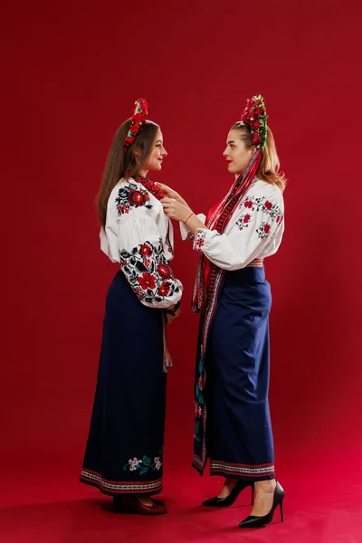 Ukrainian Women Traditional Ethnic Clothing Floral Red Wreath Viva Magenta — Fotografia de Stock
