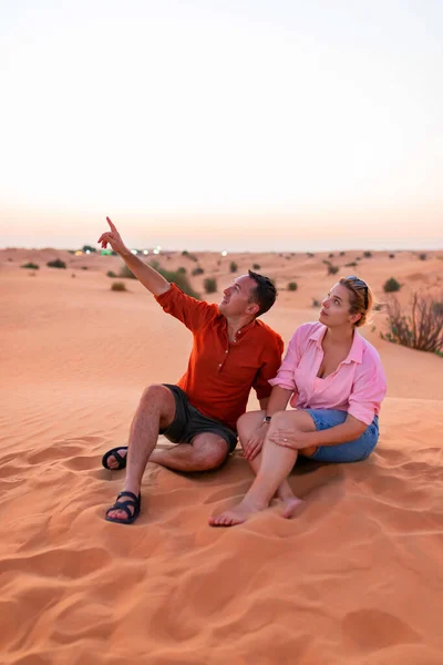 Lovely Couple Sitting Crest Dune Desert — Stock Photo, Image