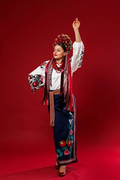 Portrait Ukrainian Woman Traditional Ethnic Clothing Floral Red Wreath Viva — Stock fotografie