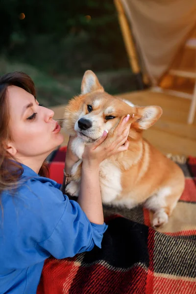Jovem Feliz Com Galês Corgi Pembroke Cão Relaxante Glamping Dia — Fotografia de Stock