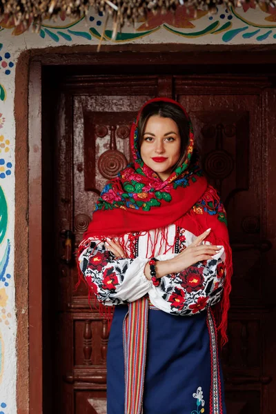 Charmant Lächelnde Frau Traditionellem Ukrainischem Taschentuch Halskette Und Besticktem Kleid — Stockfoto