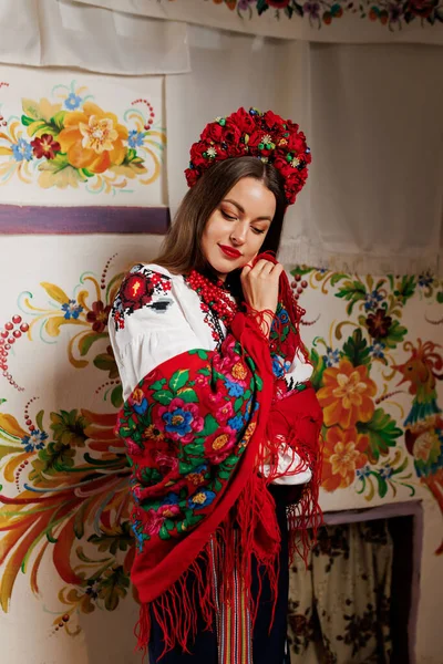 Geleneksel Etnik Giysiler Içinde Ukraynalı Bir Kadın Süslü Fırının Arka — Stok fotoğraf