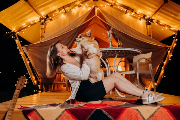 Счастливая Молодая Женщина Своей Валлийской Собакой Корги Пемброк Отдыхает Глампинг — стоковое фото
