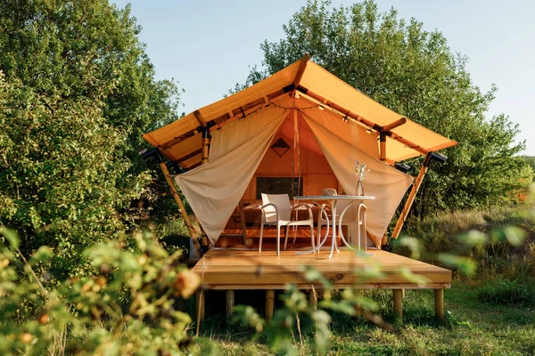 Acogedora Carpa Glamping Abierta Con Luz Interior Durante Puesta Del — Foto de Stock