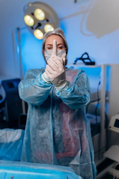 Proktolog Mundurze Medycznym Przed Operacją Pokazuje Palce Uśmiecha Się Szpitalu — Zdjęcie stockowe