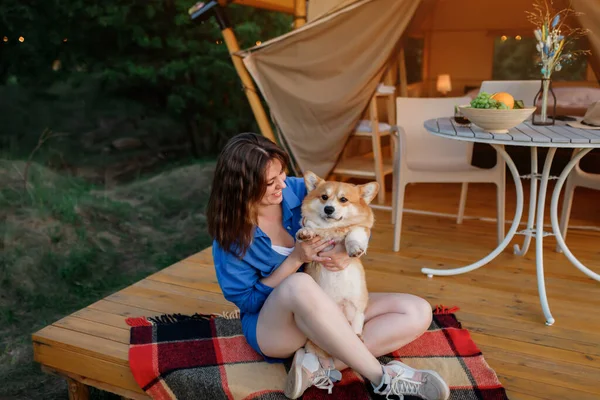 Счастливая Молодая Женщина Валлийской Собакой Корджи Пемброу Расслабляющейся Жаркий Летний — стоковое фото