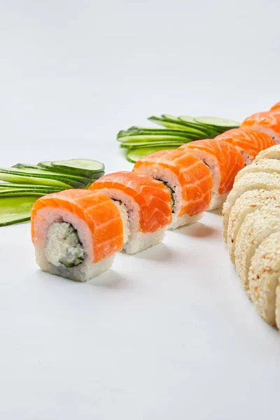 Tradiční Vynikající Čerstvé Sushi Set Philadelphia Roll Lososem Uzeným Úhořem — Stock fotografie