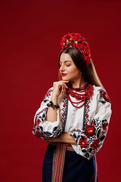 Portrait Ukrainian Woman Traditional Ethnic Clothing Floral Red Wreath Viva — Stok fotoğraf