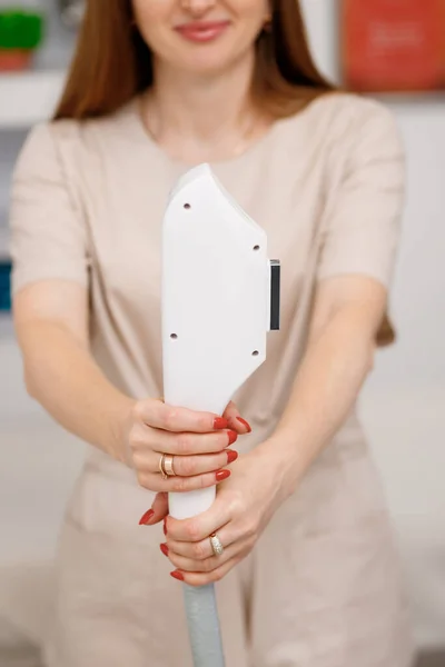 Zbliżenie Kosmetyczka Ręka Rękawicy Trzymając Urządzenie Ultradźwiękowe Zabiegu Podnoszenia Twarzy — Zdjęcie stockowe