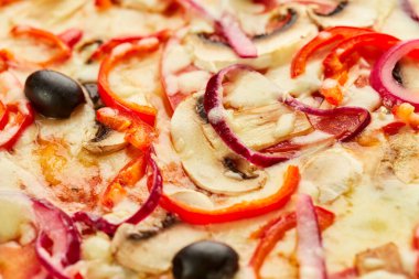 Domates, mantar, kırmızı biber, zeytin, soğan ve Mozzarella ile taze pişmiş vejetaryen pizzası ahşap arka planda sos ve otlarla servis ediliyor. Yemek teslimatı konsepti. Restoran menüsü