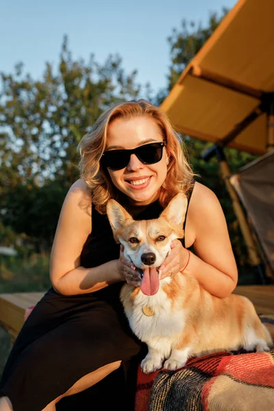Счастливая Молодая Женщина Валлийской Собакой Корджи Пемброу Расслабляющейся Жаркий Летний — стоковое фото