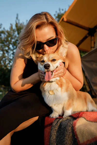 Galli Corgi Pembroke Köpeği Olan Mutlu Genç Bir Kadın Yaz — Stok fotoğraf