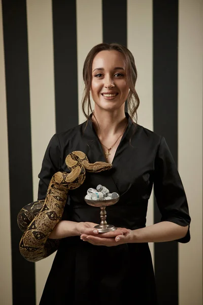 Portrait Belle Femme Médecin Cosmétologue Avec Serpent Tenant Bol Avec — Photo