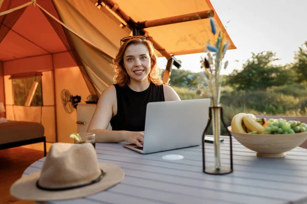 Smiling Woman Freelancer Using Laptop Cozy Glamping Tent Sunny Day — Zdjęcie stockowe