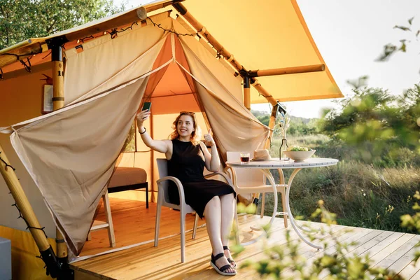 Счастливая Женщина Фрилансер Разговаривает Друзьями Видеосвязи Расслабляясь Уютной Глампинговой Палатке Стоковое Изображение