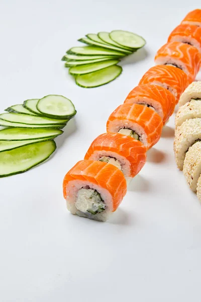 伝統的なおいしい新鮮な寿司は 白い背景に隔離されたサーモン スモークウナギ キュウリでフィラデルフィアロールを設定します 寿司メニュー 日本のアジア料理 — ストック写真