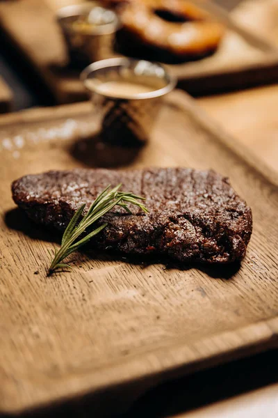 Frische Saftige Köstliche Rindfleischsteaks Auf Holzboden Restaurant Fleischgericht Mit Gewürzen — Stockfoto