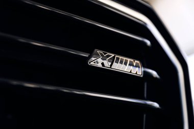 Vinnitsya, Ukrayna - 18 Mayıs 2023: BMW XM - Eklenti hibrid sistem sunumunda tam teşekküllü elektrikli edrive teknolojisi - logo