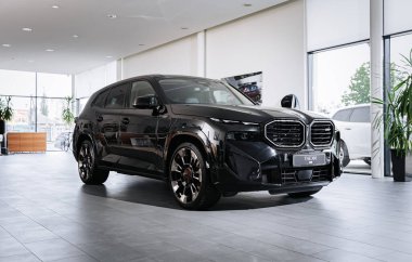 Vinnitsya, Ukrayna - 18 Mayıs 2023: BMW XM - Eklenti hibrid sistem sunumunda tamamen elektrikli edrive teknolojisi - yan görünüm