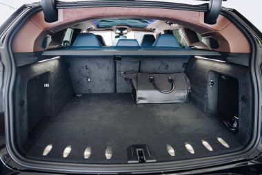 Vinnitsya, Ukrayna - 18 Mayıs 2023: BMW XM - Sergi odasında hibrid sistem sunumunda tam kapasiteli elektrikli edrive teknolojisi -