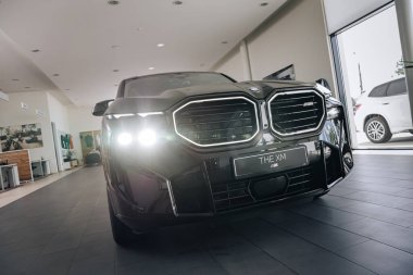 Vinnitsya, Ukrayna - 18 Mayıs 2023: BMW XM - Eklenti hibrid sistem sunumunda tam teşekküllü elektrikli edrive teknolojisi