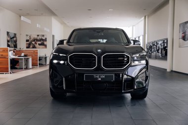 Vinnitsya, Ukrayna - 18 Mayıs 2023: BMW XM - Eklenti hibrid sistem sunumunda tam teşekküllü elektrikli edrive teknolojisi